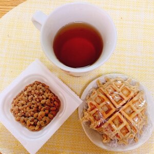 ロールパンとカラフル納豆とお味噌汁の簡単ランチ